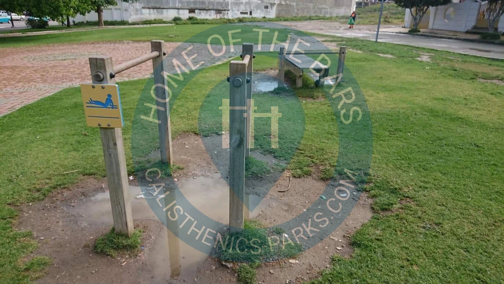 Calisthenics park in arrondissement de Charf-Mghogha الشرف مغوغة, Tanger طنجة, Pachalik de Tanger باشوية طنجة, Préfecture de Tanger-Assilah عمالة طنجة-أصيلة, Tanger-Tétouan-Al Hoceïma ⵟⴰⵏⵊ-ⵟⵉⵜⴰⵡⵉⵏ-ⵍⵃⵓⵙⵉⵎⴰ طنجة تطوان الحسيمة, 90023, Maroc / ⵍⵎⵖⵔⵉⴱ / المغرب