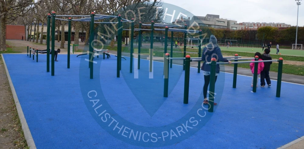 Calisthenics park in Centre Sportif Georges Carpentier, Boulevard Périphérique Extérieur, Quartier de la Gare, Paris 13e Arrondissement, Paris, Île-de-France, France métropolitaine, 75013, France