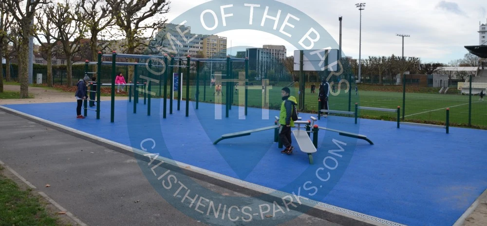 Calisthenics park in Centre Sportif Georges Carpentier, Boulevard Périphérique Extérieur, Quartier de la Gare, Paris 13e Arrondissement, Paris, Île-de-France, France métropolitaine, 75013, France