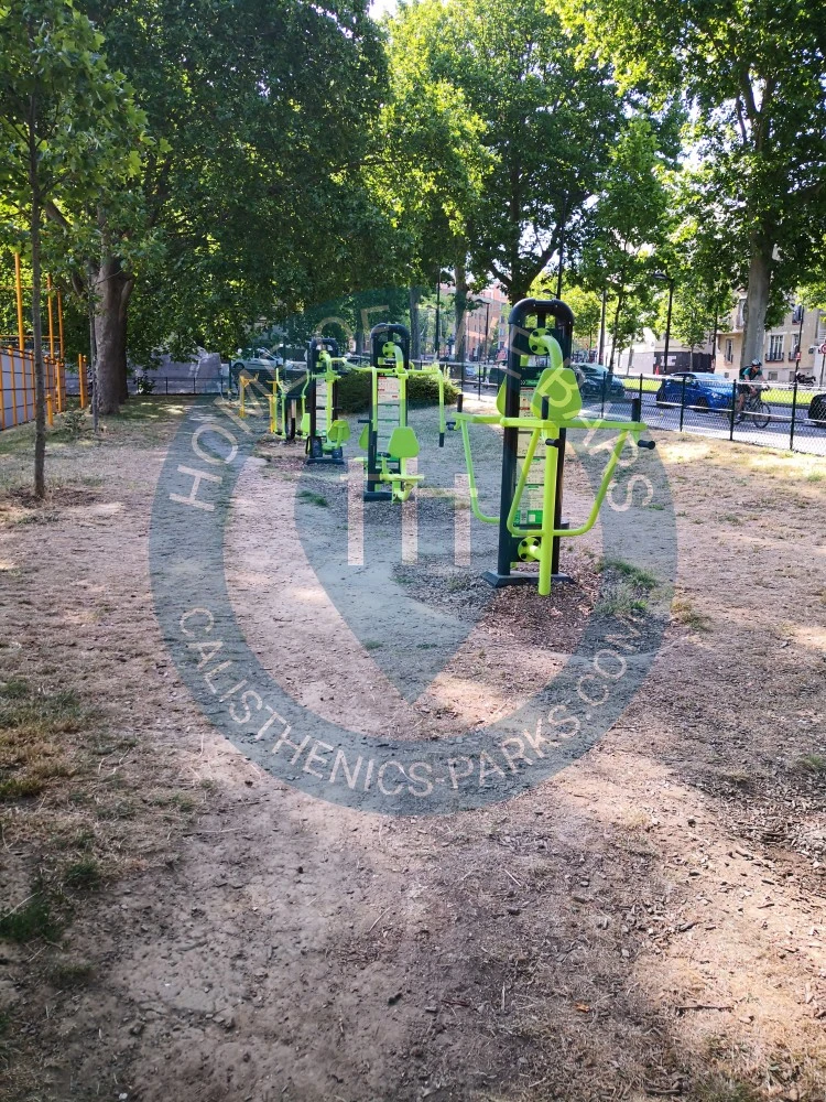 Calisthenics park in Plate-bande du boulevard Sérurier, Boulevard Sérurier, Quartier d'Amérique, Paris 19e Arrondissement, Paris, Île-de-France, France métropolitaine, 75019, France