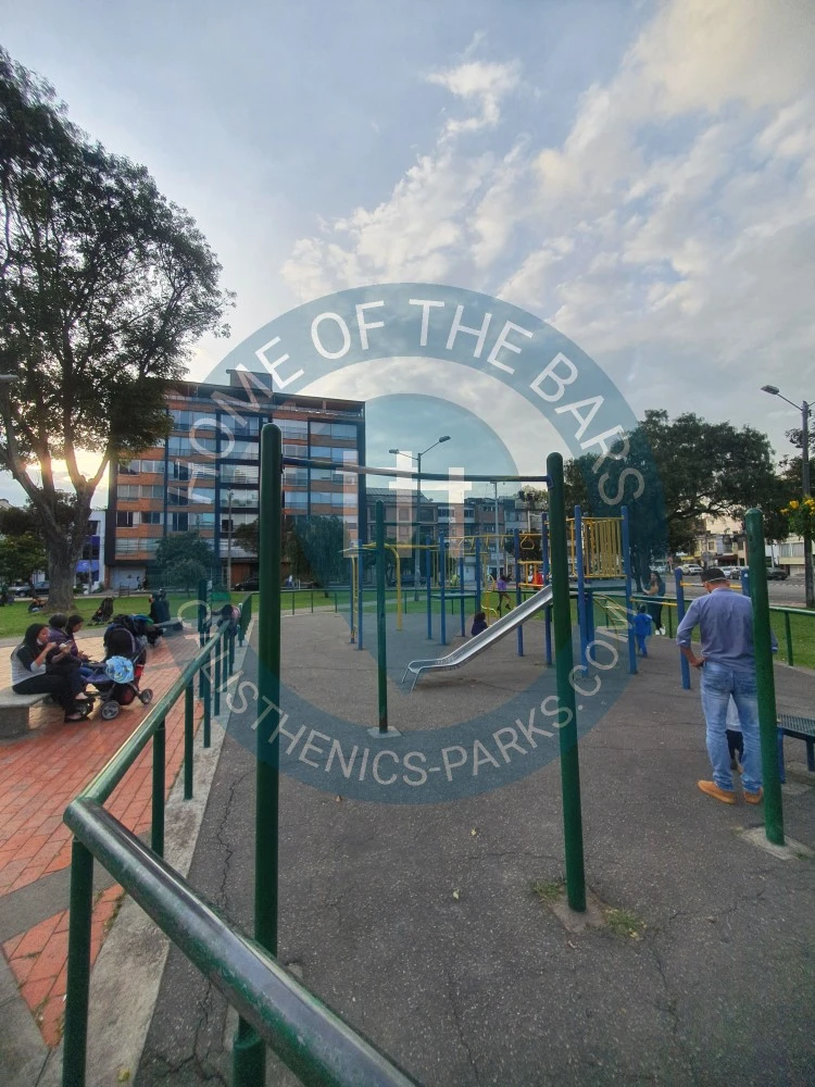 Outdoor Pull Up Bars - Bogotá - Parque de Calistenia - Parque de Galerias - Colombia - Spot