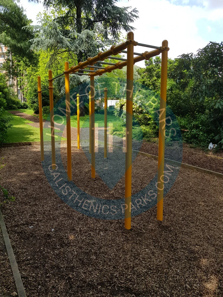 Calisthenics park in Boulevard Mortier, Campagne à Paris, Quartier Saint-Fargeau, Paris 20e Arrondissement, Paris, Île-de-France, France métropolitaine, 75020, France