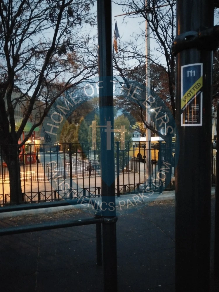 New York (Queens) - Public fitness equipment - Murray Hill Playground - United States - Spot
