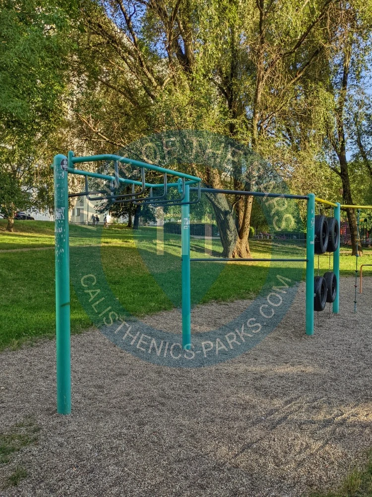 Calisthenics park in Aleja Jerzego Waszyngtona, Kamionek, Praga-Południe, Warszawa, województwo mazowieckie, 03-913, Polska