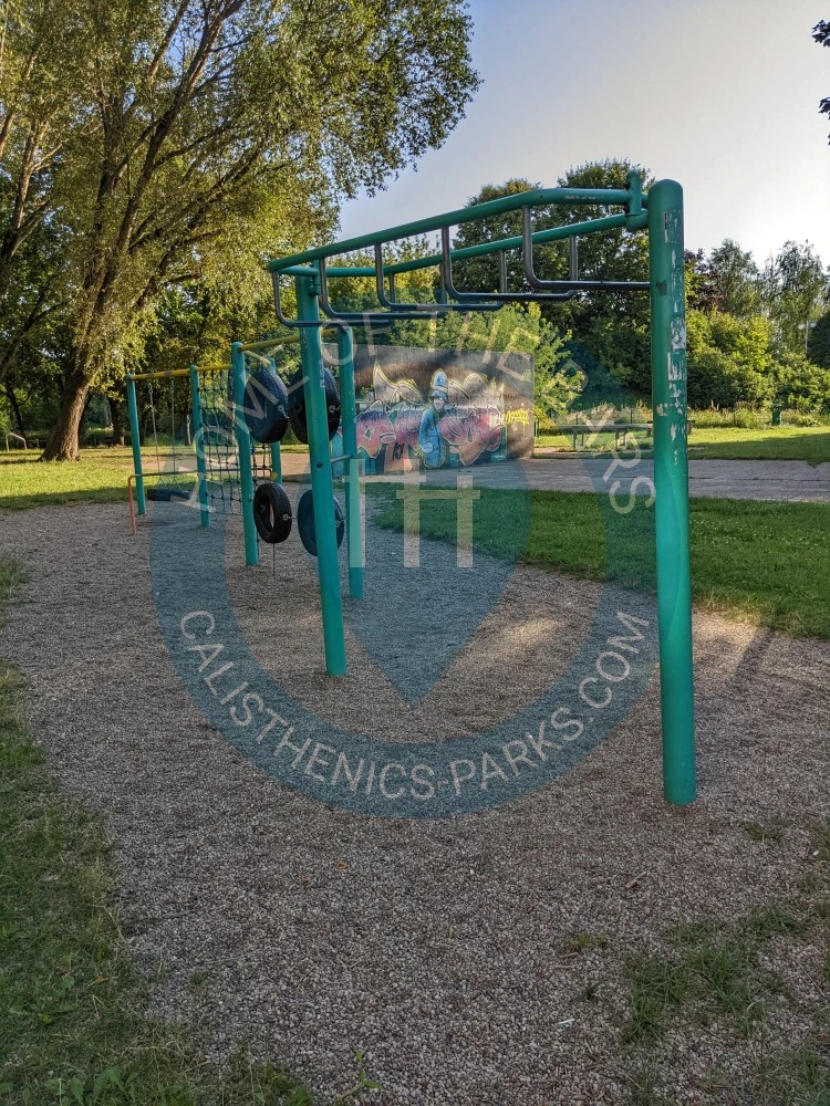 Calisthenics park in Aleja Jerzego Waszyngtona, Kamionek, Praga-Południe, Warszawa, województwo mazowieckie, 03-913, Polska