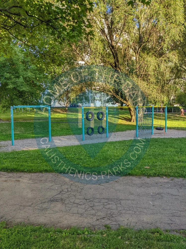 Calisthenics park in Aleja Jerzego Waszyngtona, Kamionek, Praga-Południe, Warszawa, województwo mazowieckie, 03-913, Polska