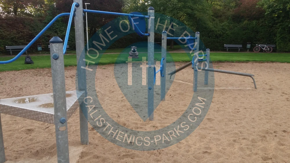 Calisthenics park in Stedelijk zwembad Izegem, Steenovenstraat, Izegem, Roeselare, West-Vlaanderen, 8870, België / Belgique / Belgien