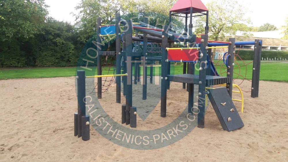 Calisthenics park in Stedelijk zwembad Izegem, Steenovenstraat, Izegem, Roeselare, West-Vlaanderen, 8870, België / Belgique / Belgien
