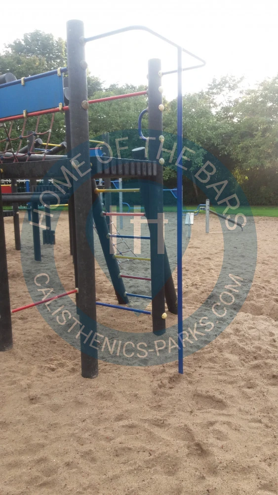 Calisthenics park in Stedelijk zwembad Izegem, Steenovenstraat, Izegem, Roeselare, West-Vlaanderen, 8870, België / Belgique / Belgien
