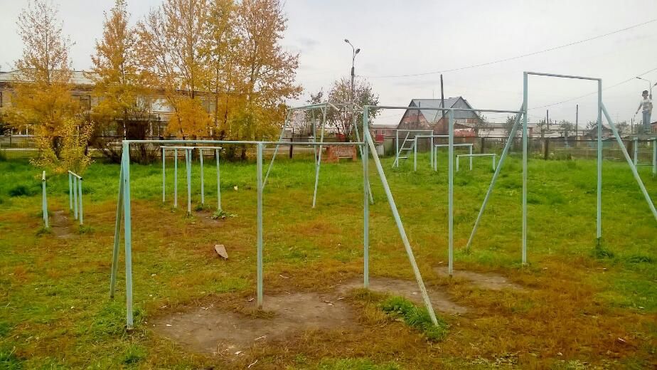 Calisthenics park in 11, Лесная улица, Пионерский, городской округ Ирбитское, Свердловская область, Уральский федеральный округ, 623855, Россия