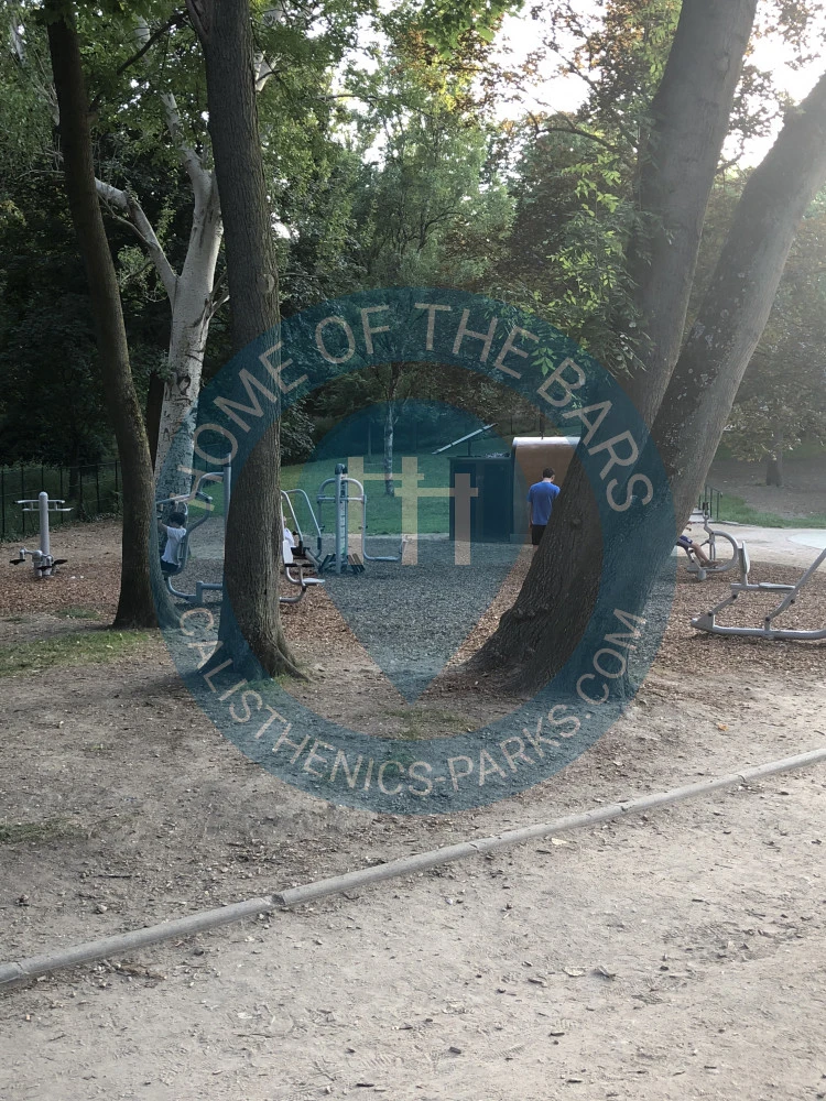 Calisthenics park in 112, Avenue de Versailles, Quartier d'Auteuil, Paris 16e Arrondissement, Paris, Île-de-France, France métropolitaine, 75016, France